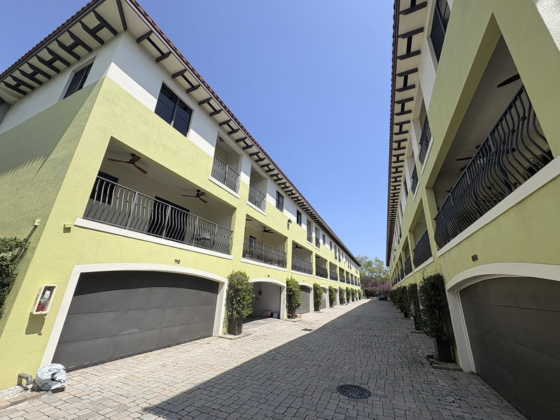 Grove Villas Condo main photo